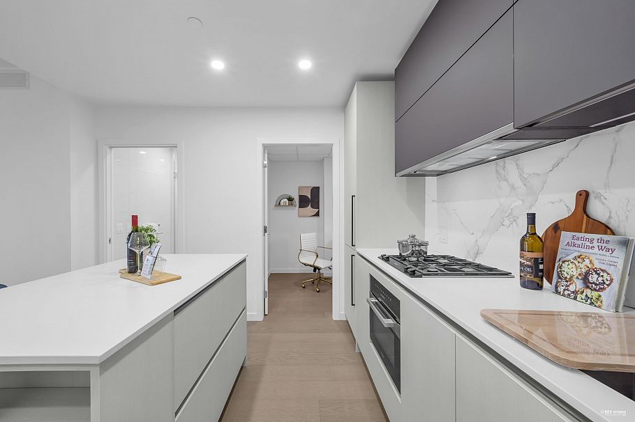 708 8415 Granville Street Vancouver, BC - 7