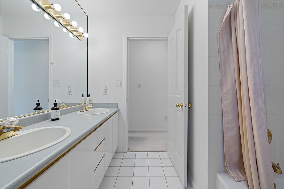 2133 W 49th Avenue Vancouver, BC - 24