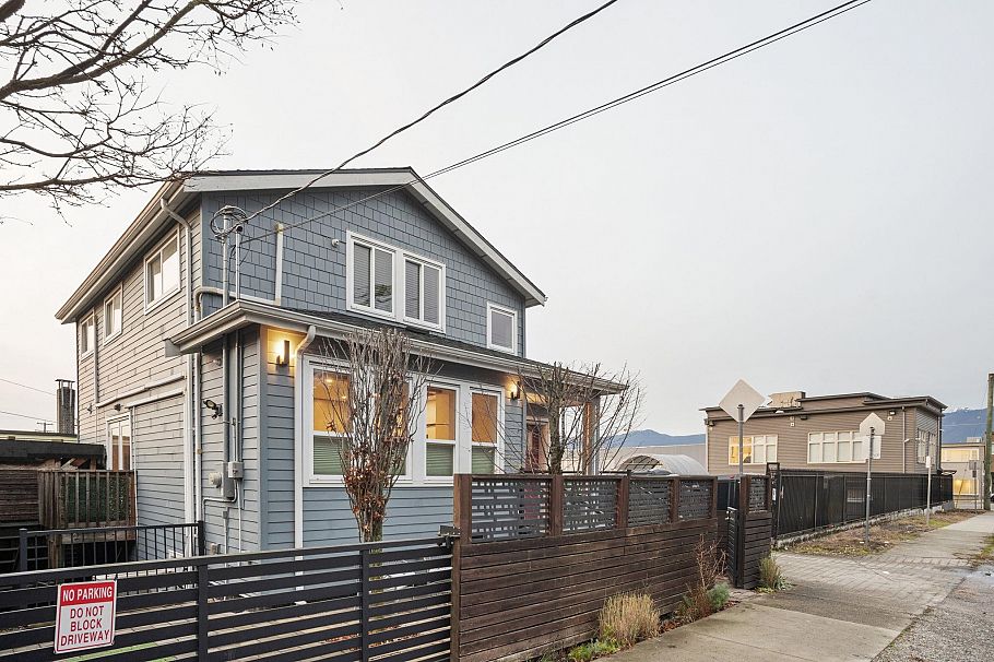 933 Mclean Drive Vancouver, BC - 16