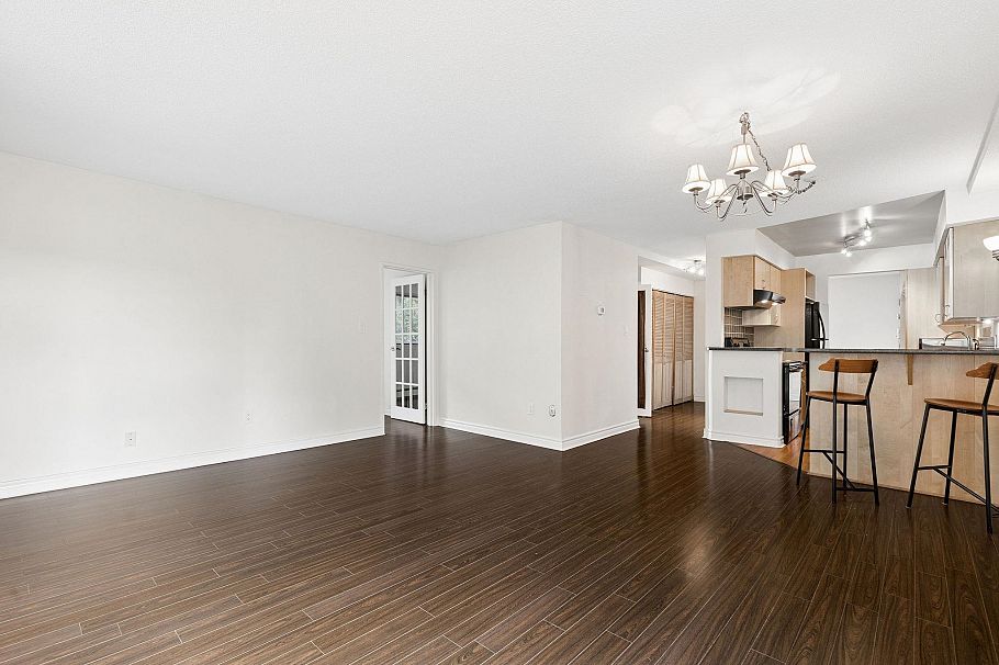 203 330 E 1st Street North Vancouver, BC - 17