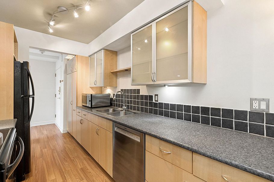 203 330 E 1st Street North Vancouver, BC - 7