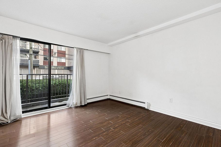 203 330 E 1st Street North Vancouver, BC - 18