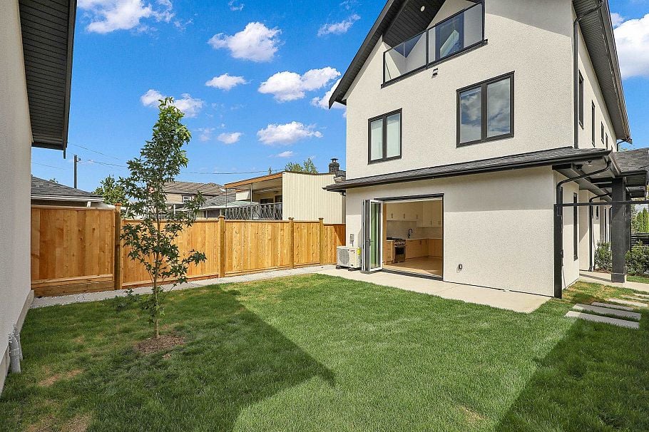 2 3695 E 26th Avenue Vancouver, BC - 5