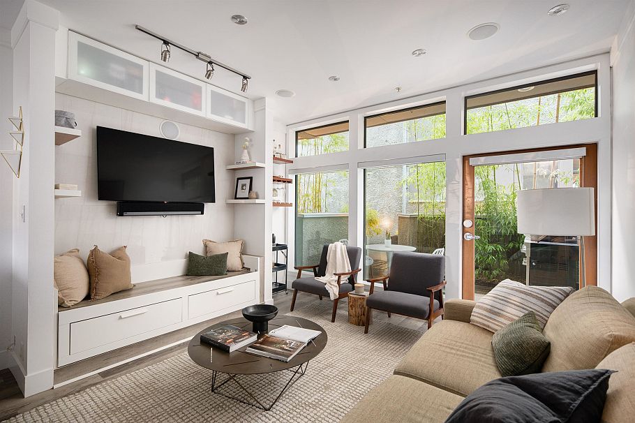 396 E 15th Avenue Vancouver, BC - 2