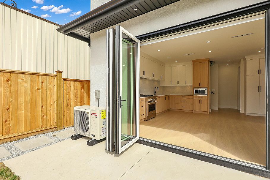 2 3695 E 26th Avenue Vancouver, BC - 9