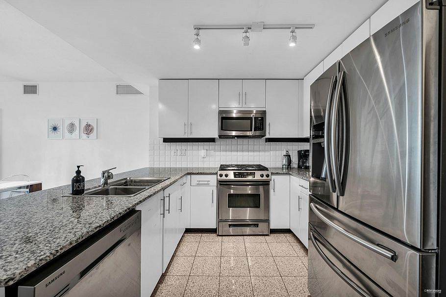 409 100 E Esplanade Street North Vancouver, BC - 5