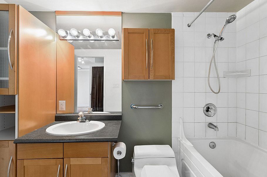 203 330 E 1st Street North Vancouver, BC - 23