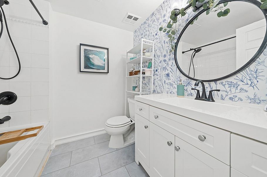 215 3600 Windcrest Drive North Vancouver, BC - 21