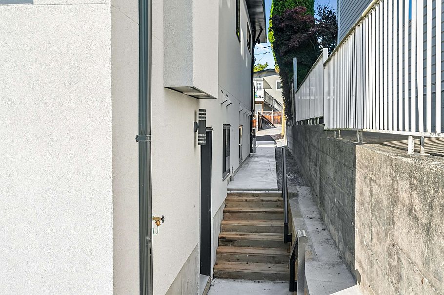 3749 Union Street Burnaby, BC - 24