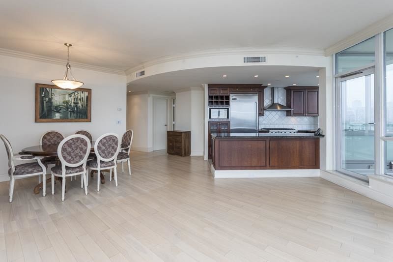 2005 1328 Marinaside Crescent Vancouver, BC - 9