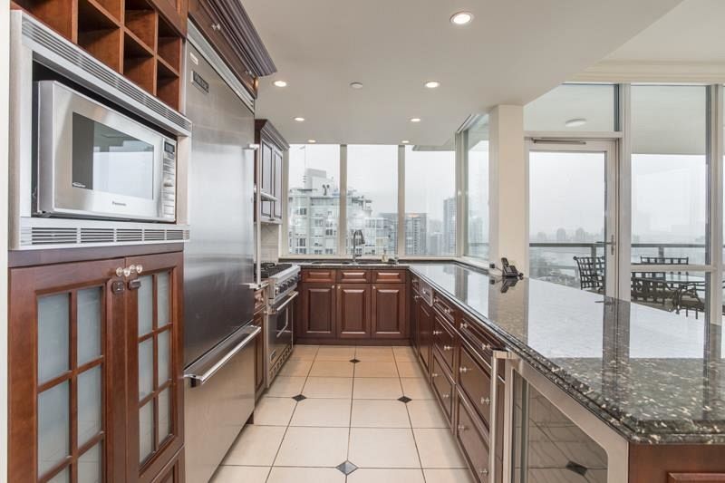 2005 1328 Marinaside Crescent Vancouver, BC - 10