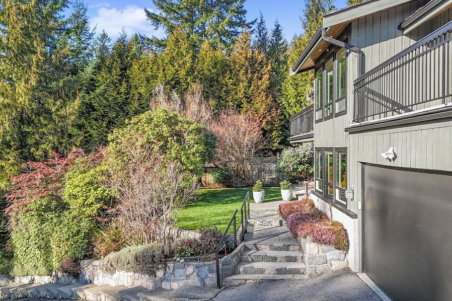 284 Montroyal Boulevard North Vancouver, BC - 35