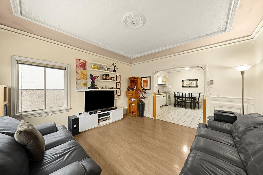 2168 Renfrew Street Vancouver, BC - 2