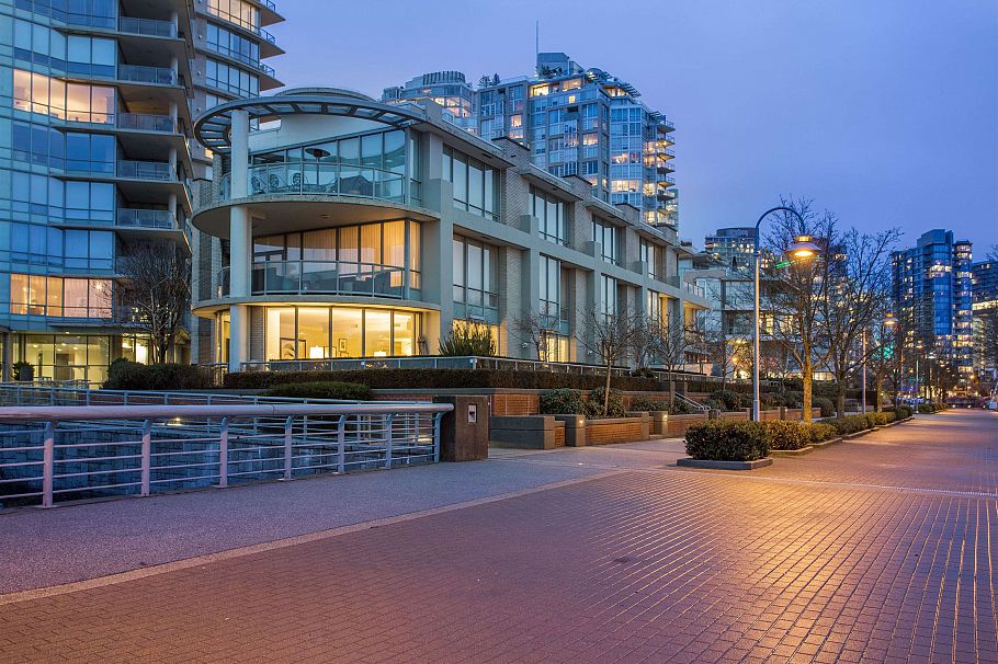 2005 1328 Marinaside Crescent Vancouver, BC - 35