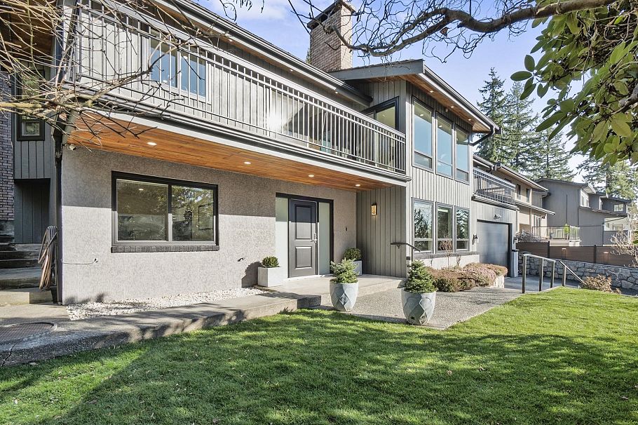 284 Montroyal Boulevard North Vancouver, BC - 2