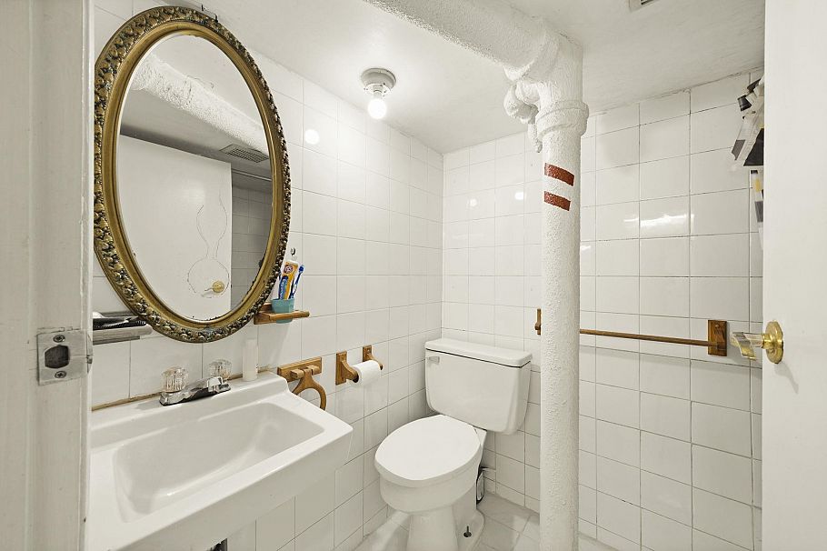 2168 Renfrew Street Vancouver, BC - 16