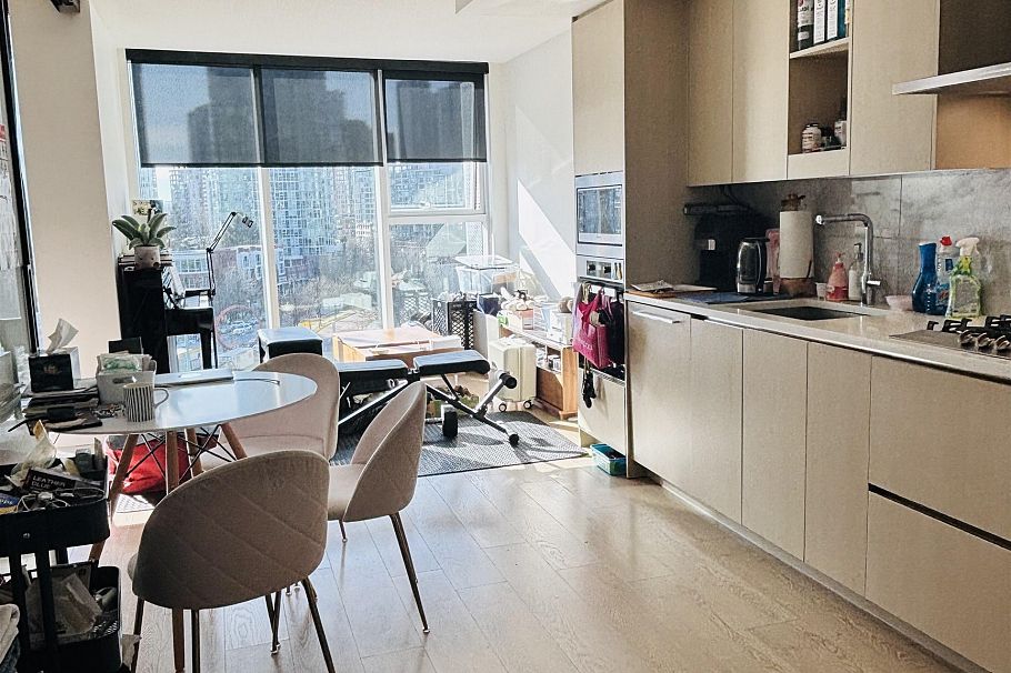 886 87 Nelson Street Vancouver, BC - 2