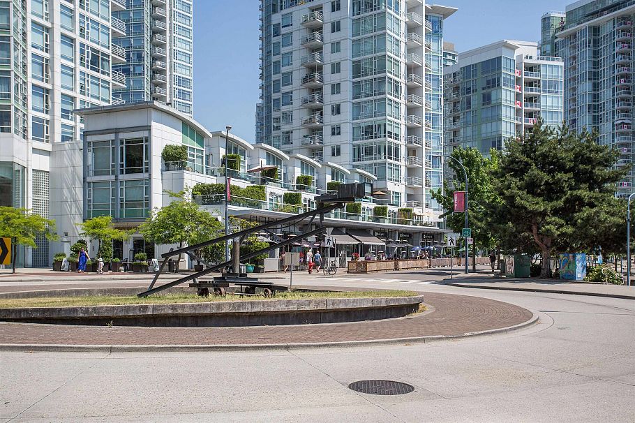 2005 1328 Marinaside Crescent Vancouver, BC - 39