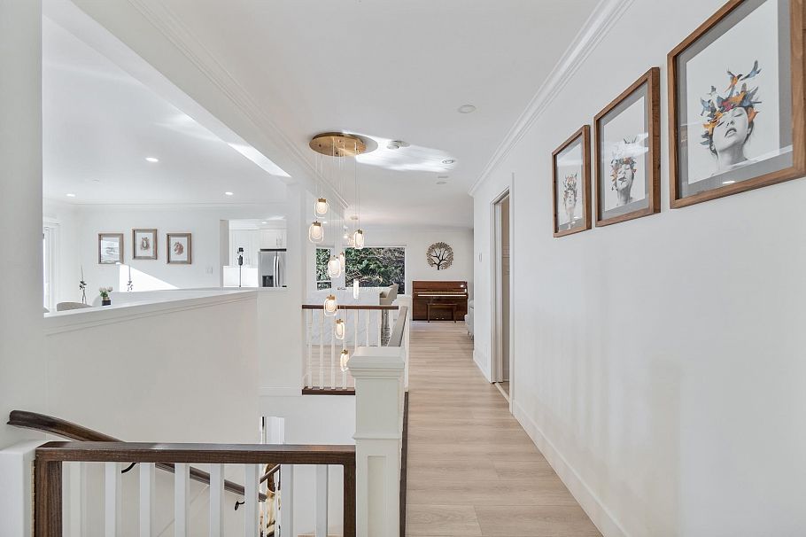 284 Montroyal Boulevard North Vancouver, BC - 9