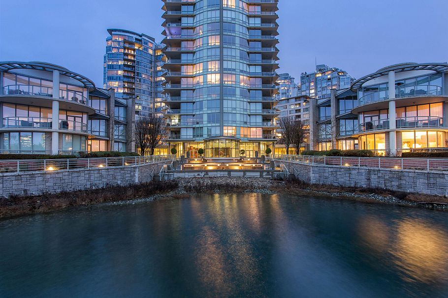 2005 1328 Marinaside Crescent Vancouver, BC - 34