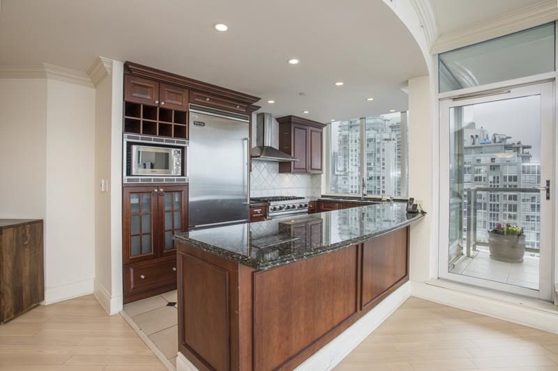 2005 1328 Marinaside Crescent Vancouver, BC - 12