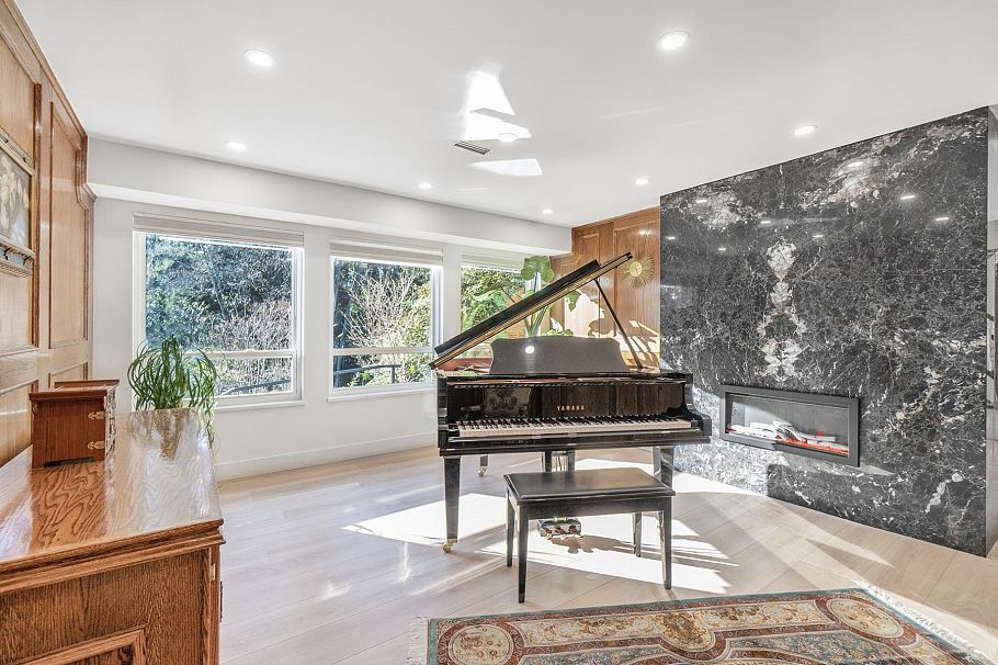 284 Montroyal Boulevard North Vancouver, BC - 4