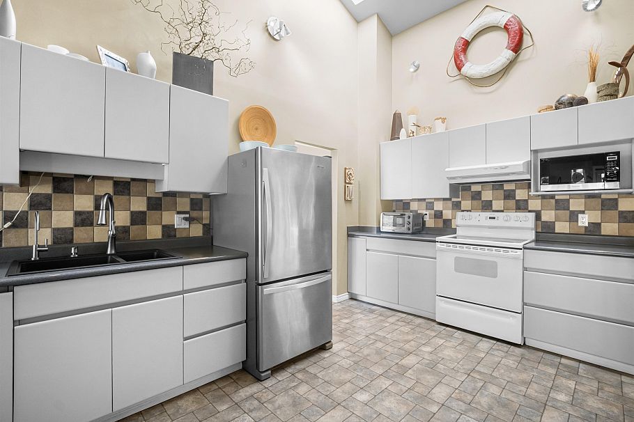 1140 W 20th Street North Vancouver, BC - 9