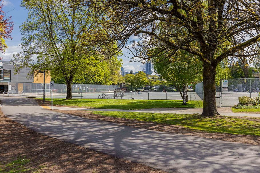 207 1424 Walnut Street Vancouver, BC - 25