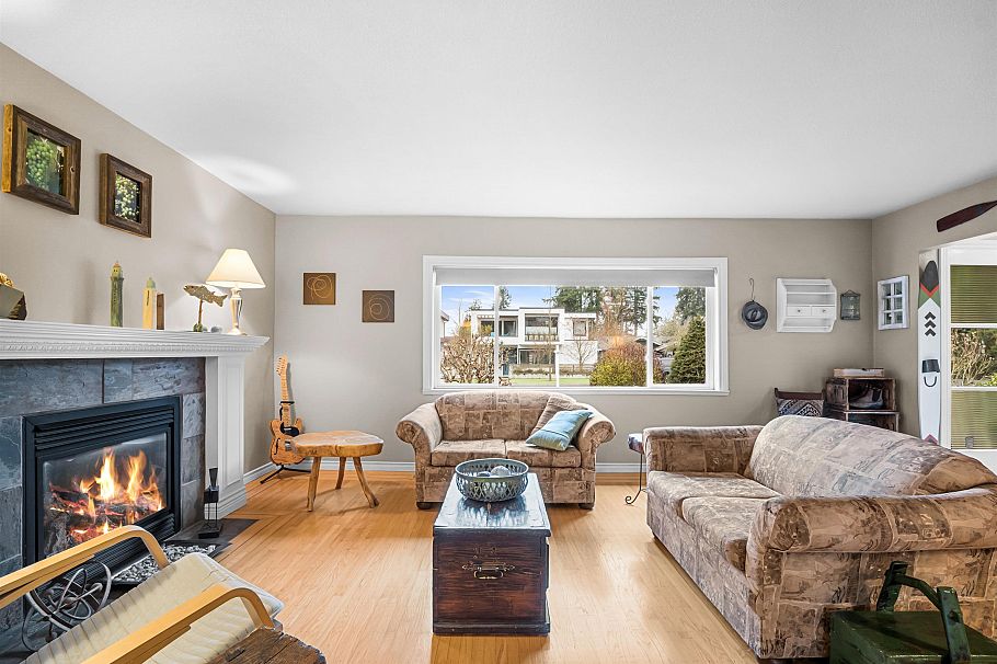 1140 W 20th Street North Vancouver, BC - 2