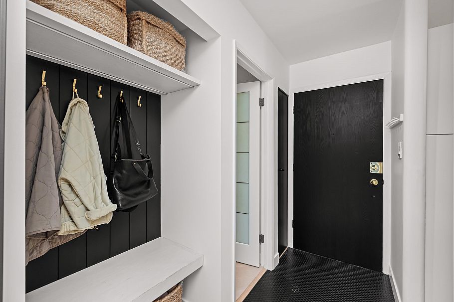 207 1424 Walnut Street Vancouver, BC - 2