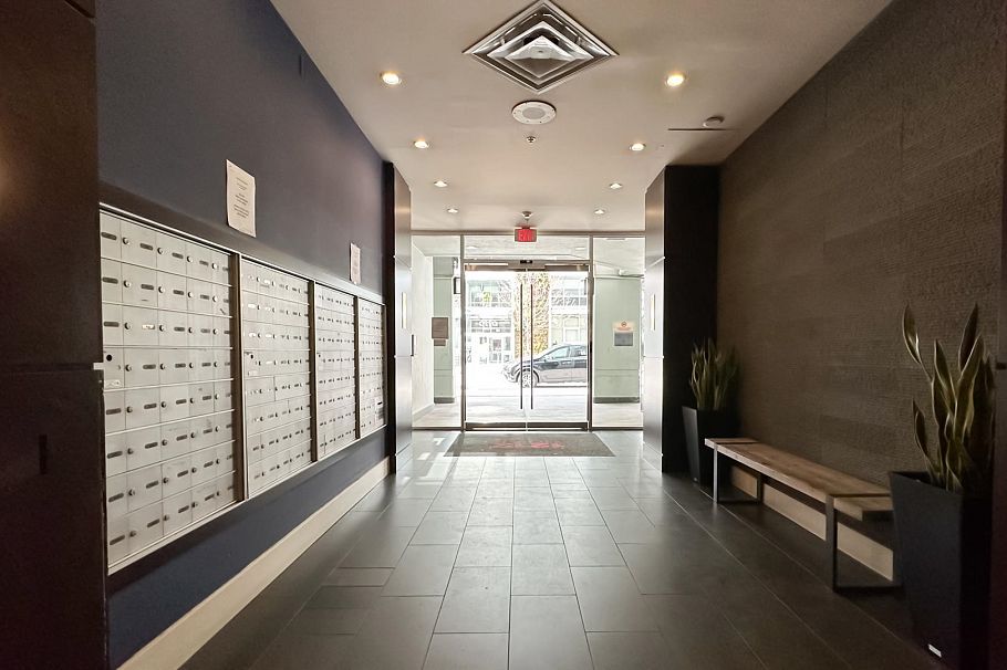 703 1212 Howe Street Vancouver, BC - 4