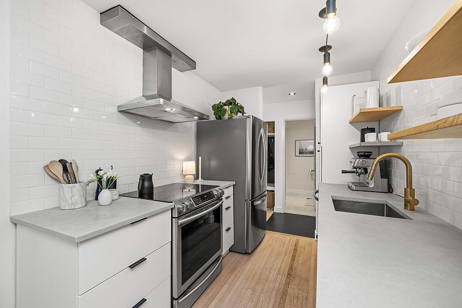 207 1424 Walnut Street Vancouver, BC - 6