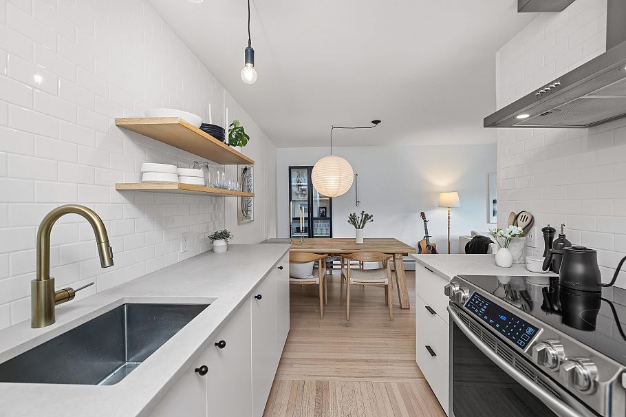 207 1424 Walnut Street Vancouver, BC - 4