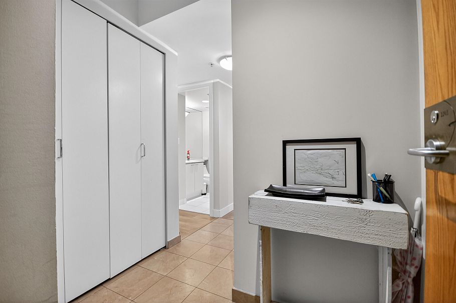 2205 1200 Alberni Street Vancouver, BC - 3