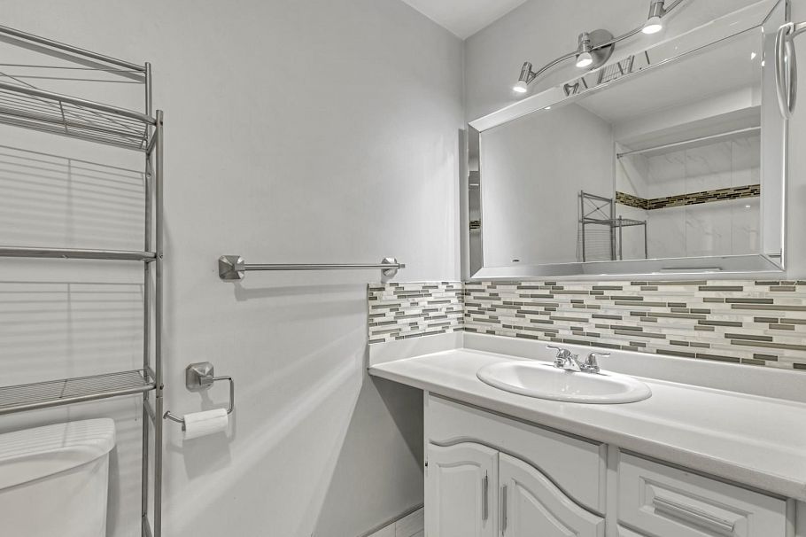 5 1535 St. Georges Avenue North Vancouver, BC - 17