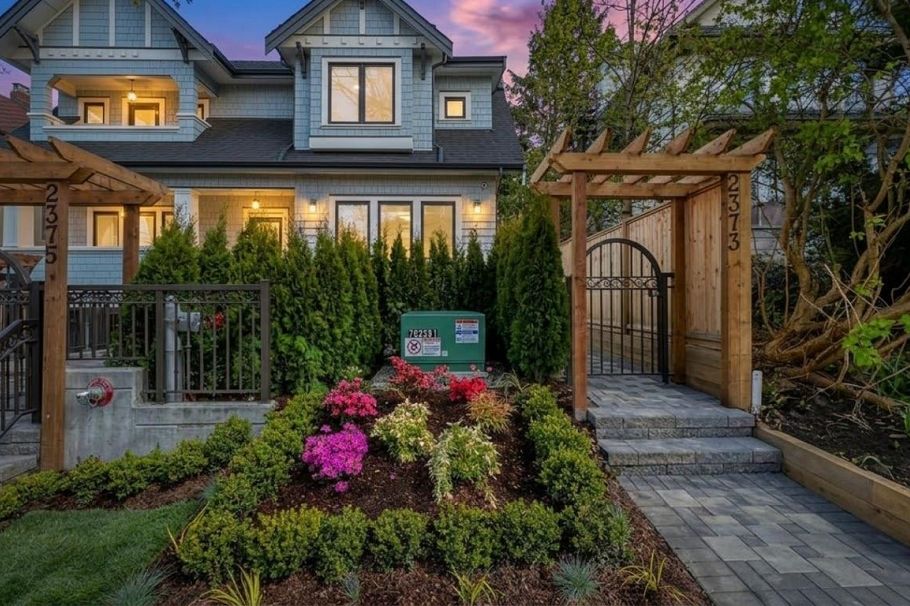 2373 7th Ave W Vancouver, BC - 2