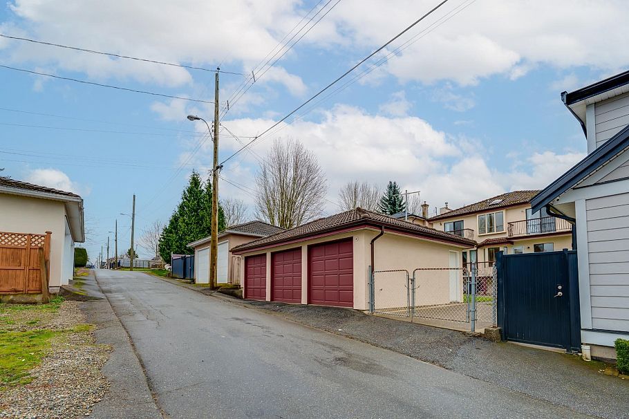 2291 E 40th Avenue Vancouver, BC - 40