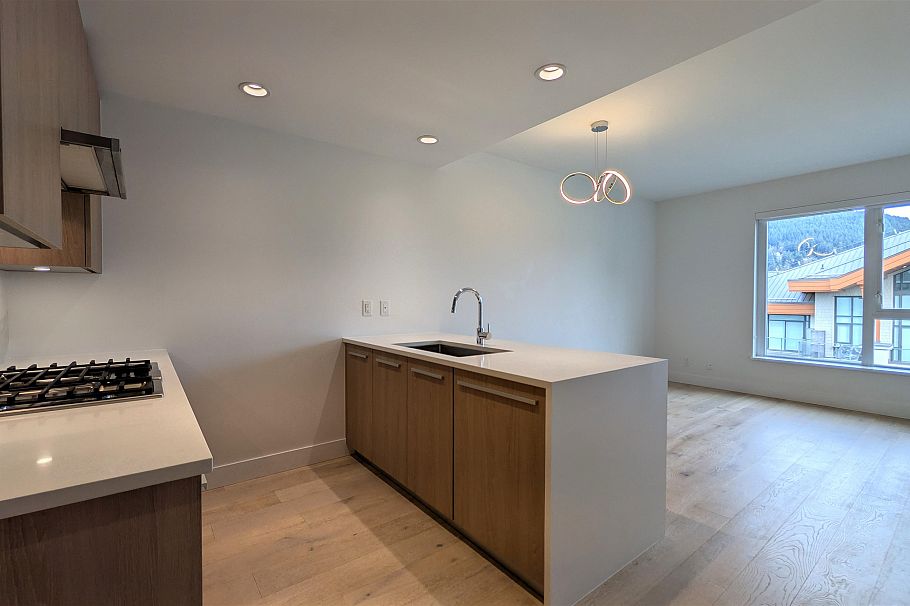 802 1210 E 27th Street North Vancouver, BC - 2