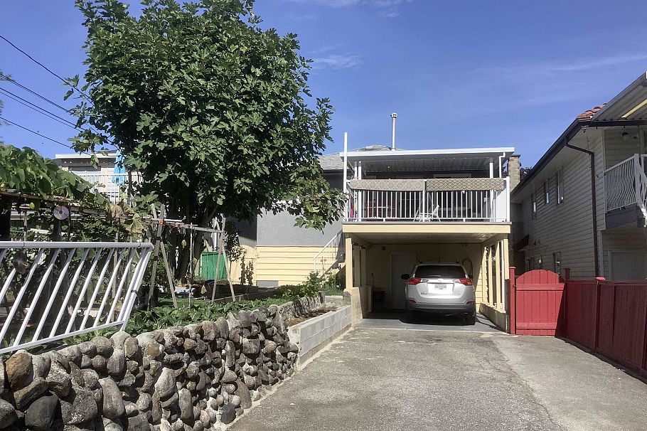 3312 Queens Avenue Vancouver, BC - 2