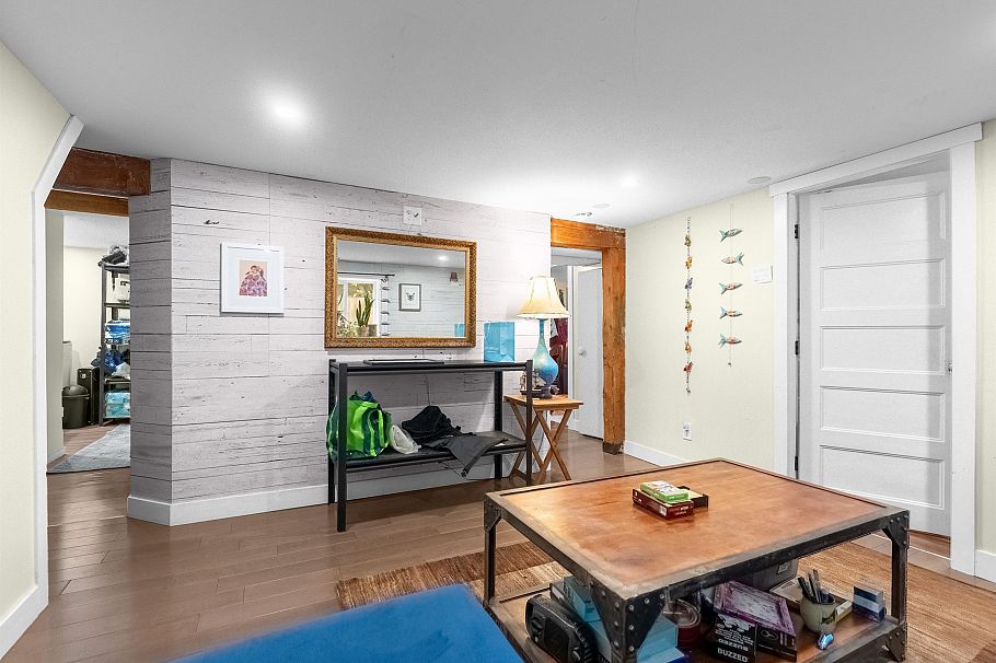 518 W 23rd Street North Vancouver, BC - 26