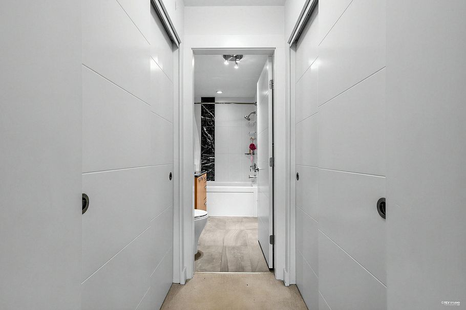 307 733 W 14 Street North Vancouver, BC - 2