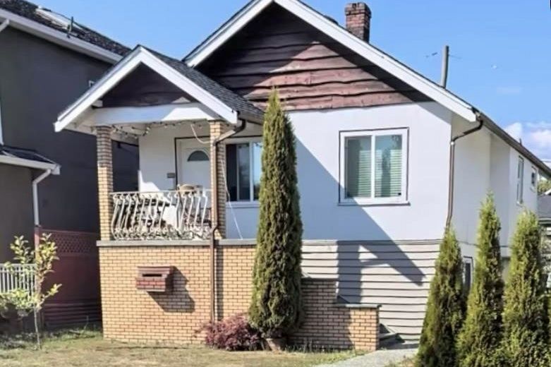 2881 Adanac Street Vancouver, BC - 2