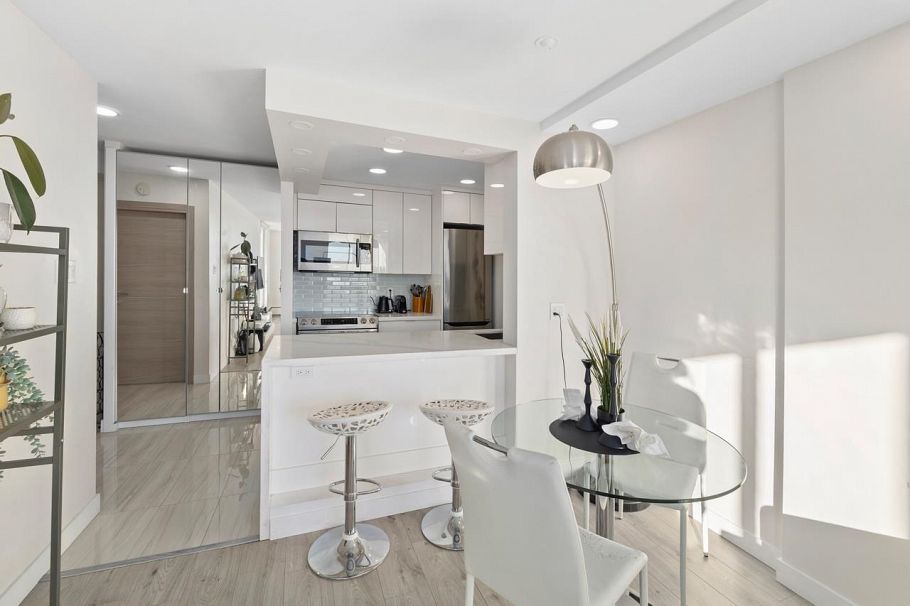 1601 2004 Fullerton Avenue North Vancouver, BC - 2