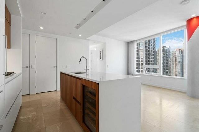 2005 885 Cambie Street Vancouver, BC - 2