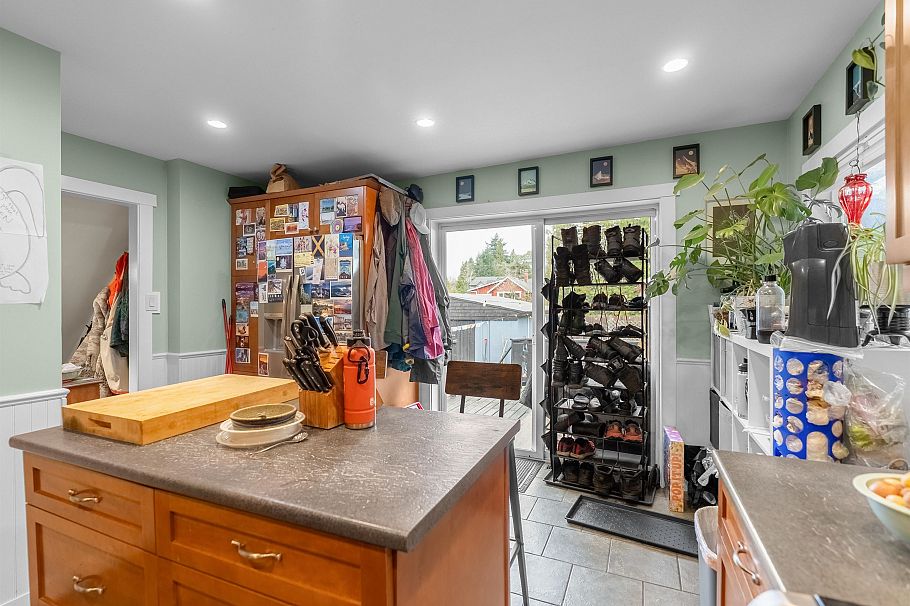 518 W 23rd Street North Vancouver, BC - 23