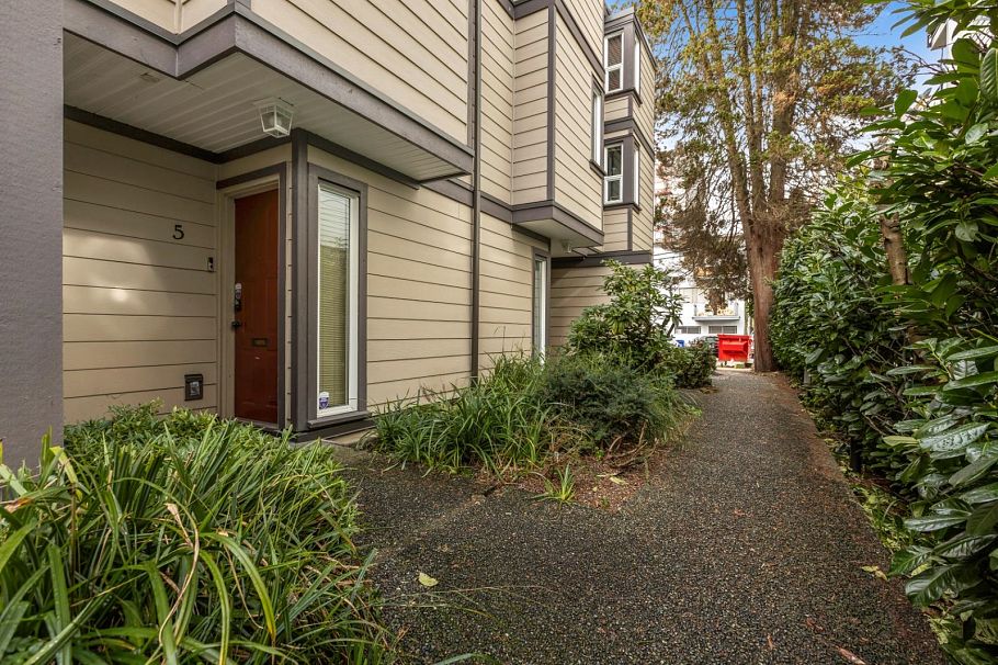 5 1535 St. Georges Avenue North Vancouver, BC - 2