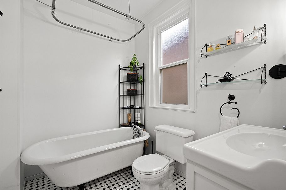 1829 1831 W 2nd Avenue Vancouver, BC - 19