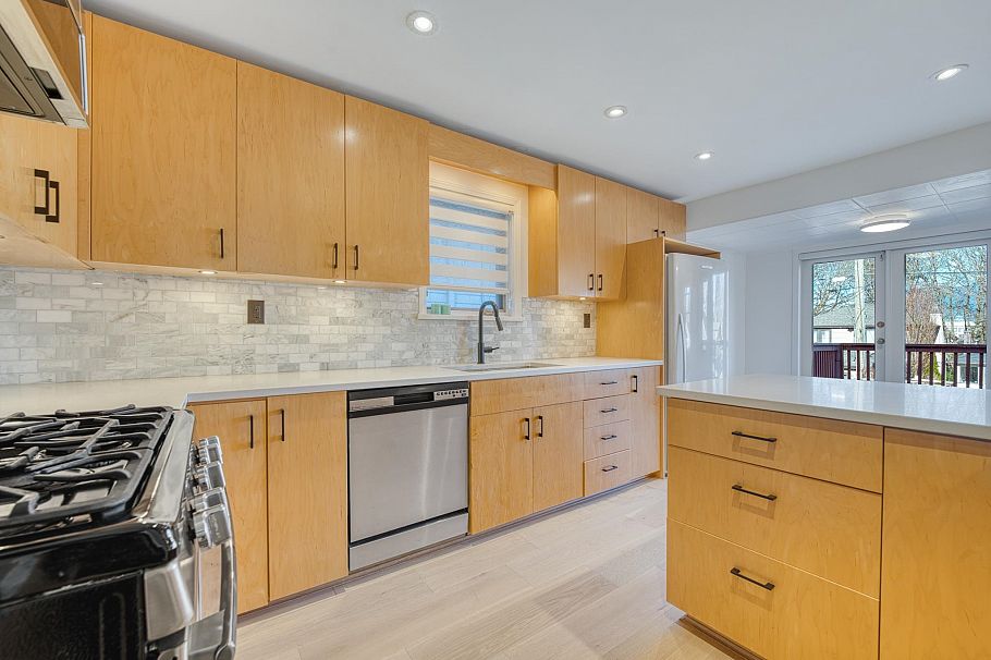 4377 W 12th Avenue Vancouver, BC - 3