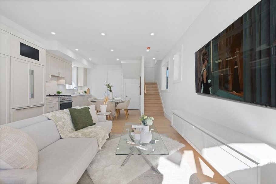 1 2447 E 41st Avenue Vancouver, BC - 5