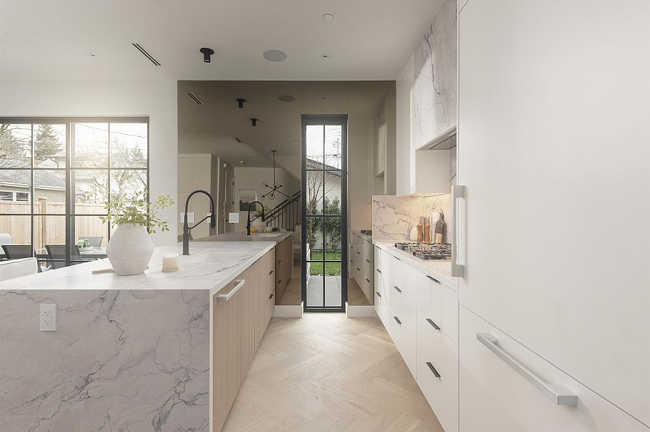 2 240 E 37th Avenue Vancouver, BC - 5